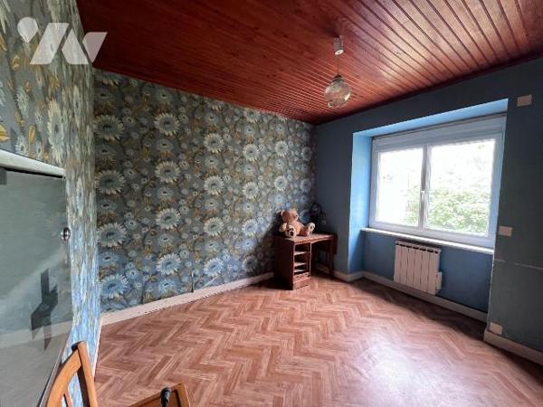 Une maison d habitation en pierres comprenant au rez de chaussée: entrée, cuisine avec cheminée...