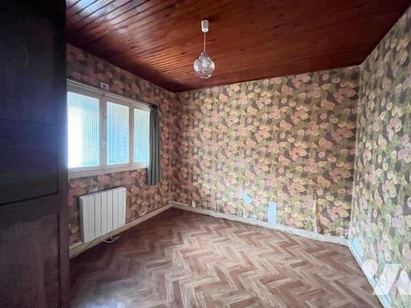 Une maison d habitation en pierres comprenant au rez de chaussée: entrée, cuisine avec cheminée...