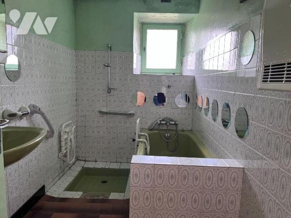 Une maison d habitation en pierres comprenant au rez de chaussée: entrée, cuisine avec cheminée...