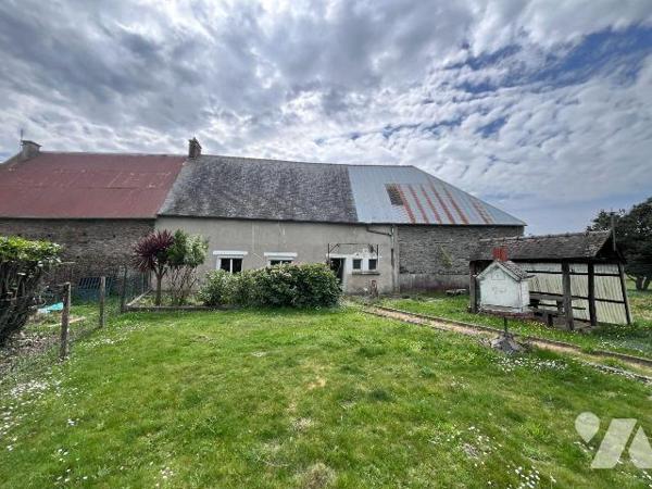 Une maison d habitation en pierres comprenant au rez de chaussée: entrée, cuisine avec cheminée...