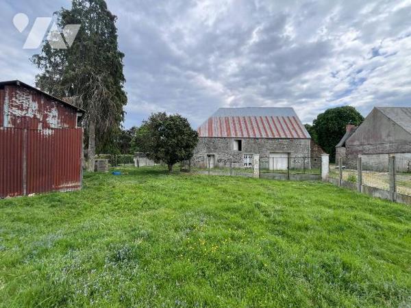 Une maison d habitation en pierres comprenant au rez de chaussée: entrée, cuisine avec cheminée...