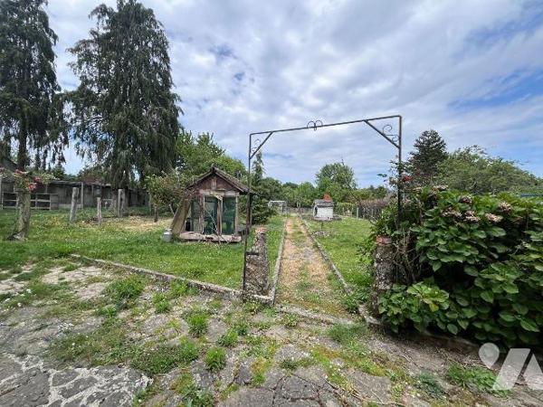Une maison d habitation en pierres comprenant au rez de chaussée: entrée, cuisine avec cheminée...