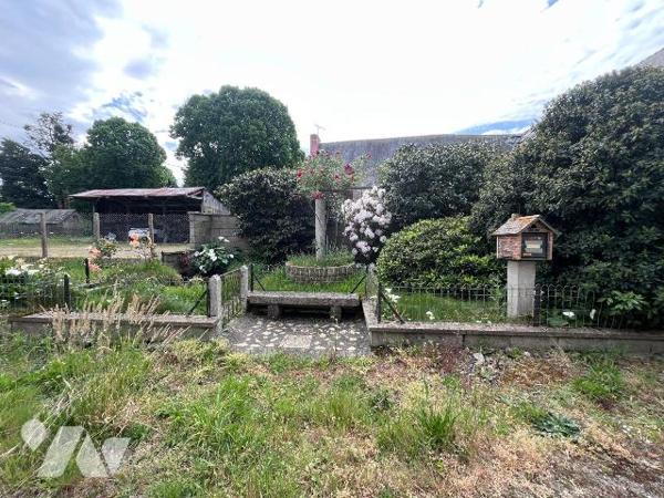 Une maison d habitation en pierres comprenant au rez de chaussée: entrée, cuisine avec cheminée...