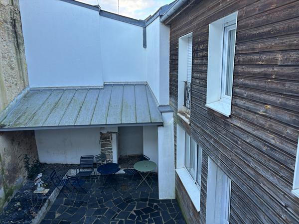 Immeuble à vendre à Vannes - 6 appartements - pas de copropriété cour extérieure