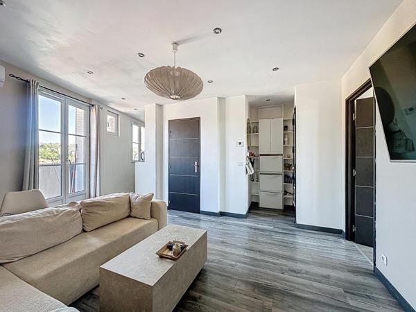 Appartement de deux pièces entièrement refait à neuf