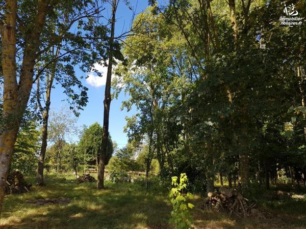 Terrain à bâtir d'une superficie d'environ 825 m². Façade : 25 m. Profondeur : 33 m.