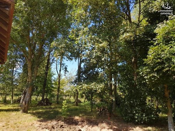 Terrain à bâtir d'une superficie d'environ 825 m². Façade : 25 m. Profondeur : 33 m.