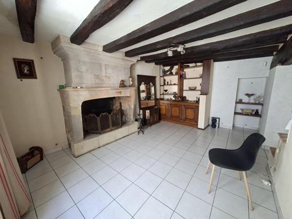 Centre ville Saumur, maison proche des commerces et écoles, 4 chambres, gros potentiel.