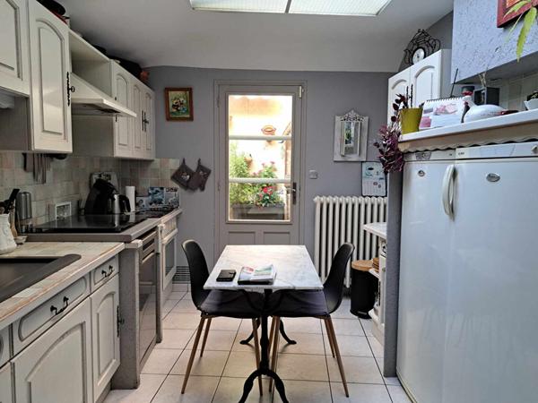 Centre ville Saumur, maison proche des commerces et écoles, 4 chambres, gros potentiel.