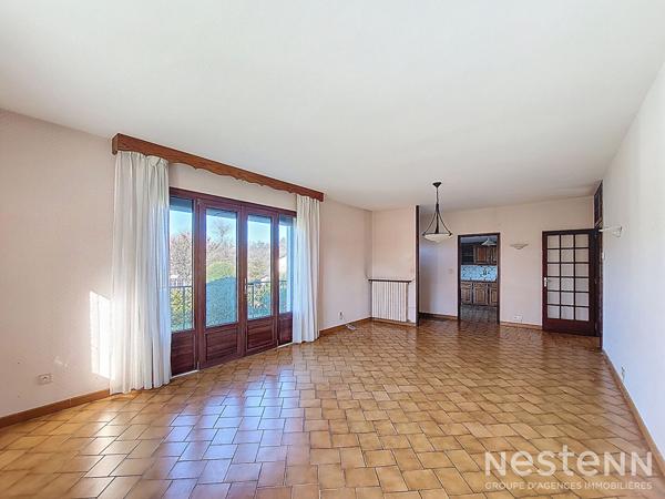 A Vendre Maison habitable de plain-pied avec trois chambres, un garage et un jardin clôturé