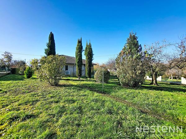 A Vendre Maison habitable de plain-pied avec trois chambres, un garage et un jardin clôturé
