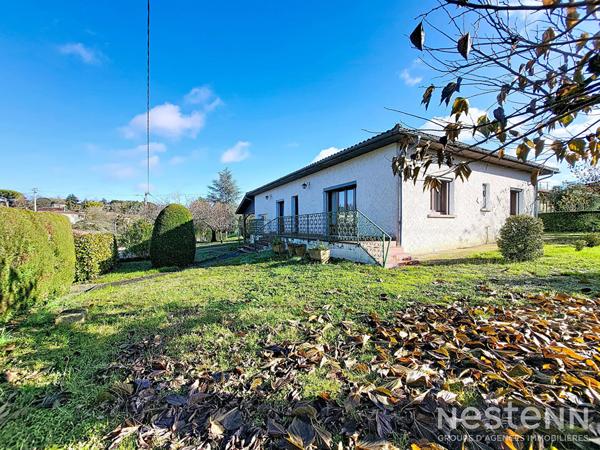 A Vendre Maison habitable de plain-pied avec trois chambres, un garage et un jardin clôturé