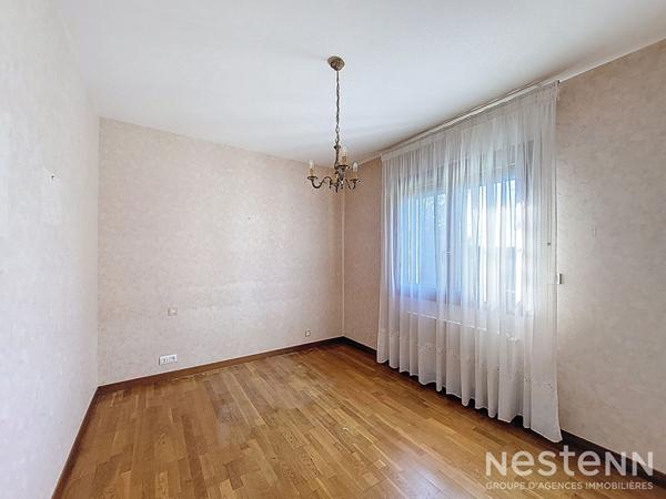 A Vendre Maison habitable de plain-pied avec trois chambres, un garage et un jardin clôturé