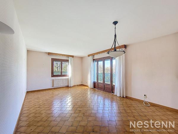 A Vendre Maison habitable de plain-pied avec trois chambres, un garage et un jardin clôturé