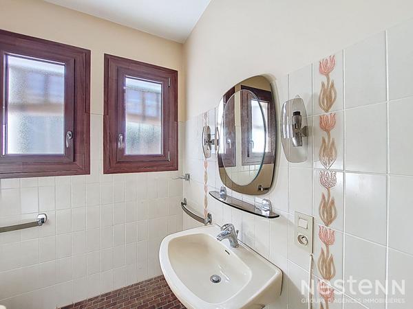 A Vendre Maison habitable de plain-pied avec trois chambres, un garage et un jardin clôturé