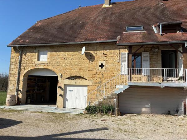 Maison en pierres atypique, offrant de beaux volumes, avec dépendances