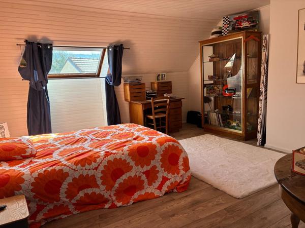 Maison en pierres atypique, offrant de beaux volumes, avec dépendances