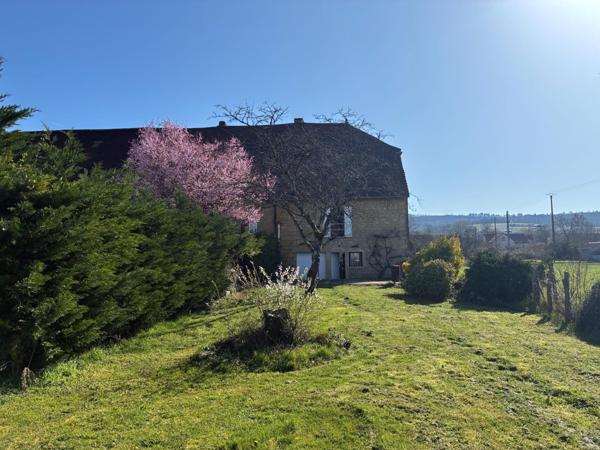Maison en pierres atypique, offrant de beaux volumes, avec dépendances