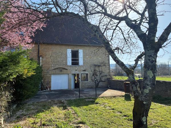 Maison en pierres atypique, offrant de beaux volumes, avec dépendances