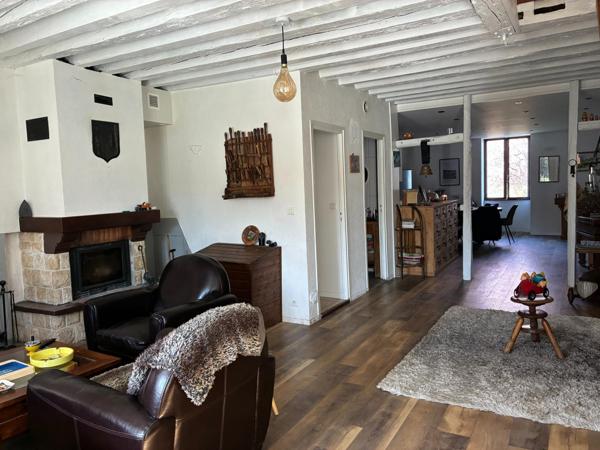 Maison en pierres atypique, offrant de beaux volumes, avec dépendances