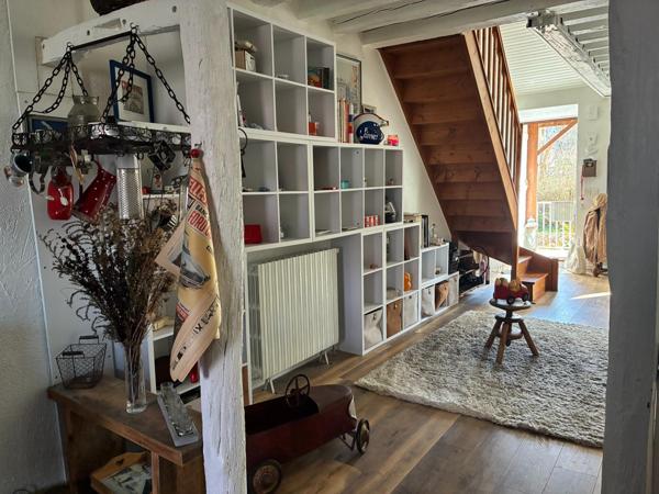 Maison en pierres atypique, offrant de beaux volumes, avec dépendances