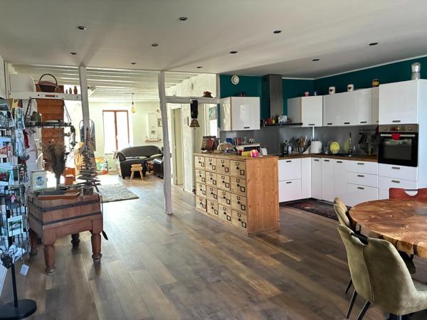 Maison en pierres atypique, offrant de beaux volumes, avec dépendances