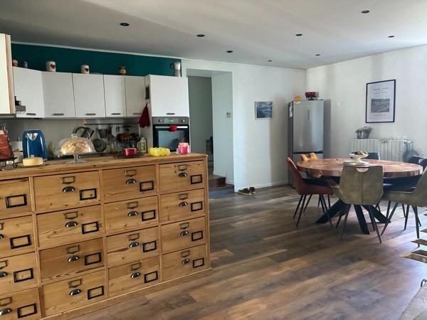 Maison en pierres atypique, offrant de beaux volumes, avec dépendances