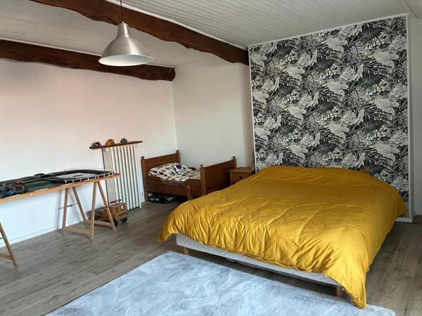 Maison en pierres atypique, offrant de beaux volumes, avec dépendances