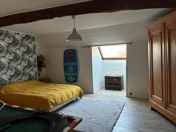 Maison en pierres atypique, offrant de beaux volumes, avec dépendances