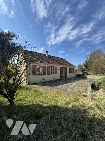 Maison de plain pied 3 chambres, une salle à manger séjour, une salle d'eau, un garage