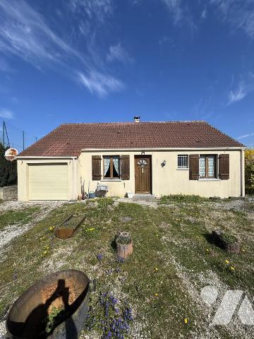 Maison de plain pied 3 chambres, une salle à manger séjour, une salle d'eau, un garage