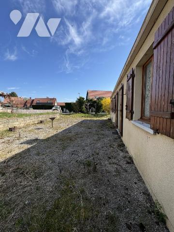 Maison de plain pied 3 chambres, une salle à manger séjour, une salle d'eau, un garage