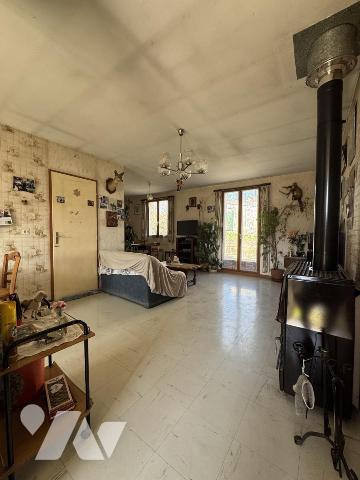Maison de plain pied 3 chambres, une salle à manger séjour, une salle d'eau, un garage