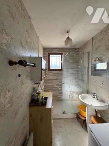 Maison de plain pied 3 chambres, une salle à manger séjour, une salle d'eau, un garage