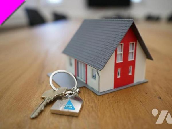 Maison de 2005 dans un quartier calme proche toutes commodités.
Rez-de-chaussée : Entrée, salon...