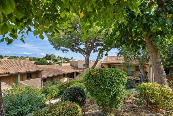 BEL AIR, découvrez cet appartement 2P traversant Sud/Nord au sein de la résidence Le Riviera, offrant un beau potentiel de rénovation. Terrasse SUD, vue dégagée sans vis à vis.

Son véritable atout : une mezzanine de 16,67 m² hors loi Carrez, qui vient compléter les espaces de vie et permet d’imaginer, selon les besoins, un bureau, un espace nuit supplémentaire ou une pièce d’appoint ET du rangement.

L’appartement nécessite une rénovation et offre ainsi la possibilité de repenser les espaces et de créer un intérieur entièrement à son goût.

La résidence bénéficie d’une piscine, d’un stationnement collectif et de faibles charges.

Son emplacement constitue également un vrai point fort : à proximité immédiate d’Amadeus et avec un accès pratique au bassin d’emploi de Sophia Antipolis, tout en profitant de la situation privilégiée de Villeneuve-Loubet.

Un bien particulièrement adapté à un premier achat, un investissement locatif ou un pied-à-terre.

Les atouts : appartement traversant Sud/Nord – mezzanine de 16,67 m² hors Carrez – résidence avec piscine – stationnement collectif – faibles charges – proximité Amadeus et Sophia Antipolis – beau potentiel après rénovation.

Une opportunité à découvrir pour créer un appartement à son image.