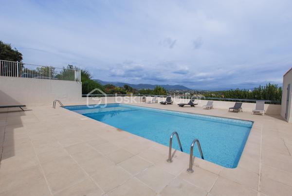 BEL AIR, découvrez cet appartement 2P traversant Sud/Nord au sein de la résidence Le Riviera, offrant un beau potentiel de rénovation. Terrasse SUD, vue dégagée sans vis à vis.

Son véritable atout : une mezzanine de 16,67 m² hors loi Carrez, qui vient compléter les espaces de vie et permet d’imaginer, selon les besoins, un bureau, un espace nuit supplémentaire ou une pièce d’appoint ET du rangement.

L’appartement nécessite une rénovation et offre ainsi la possibilité de repenser les espaces et de créer un intérieur entièrement à son goût.

La résidence bénéficie d’une piscine, d’un stationnement collectif et de faibles charges.

Son emplacement constitue également un vrai point fort : à proximité immédiate d’Amadeus et avec un accès pratique au bassin d’emploi de Sophia Antipolis, tout en profitant de la situation privilégiée de Villeneuve-Loubet.

Un bien particulièrement adapté à un premier achat, un investissement locatif ou un pied-à-terre.

Les atouts : appartement traversant Sud/Nord – mezzanine de 16,67 m² hors Carrez – résidence avec piscine – stationnement collectif – faibles charges – proximité Amadeus et Sophia Antipolis – beau potentiel après rénovation.

Une opportunité à découvrir pour créer un appartement à son image.