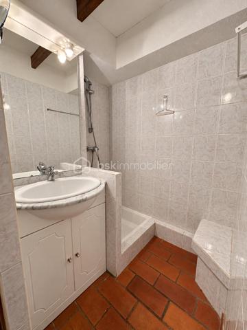 BEL AIR, découvrez cet appartement 2P traversant Sud/Nord au sein de la résidence Le Riviera, offrant un beau potentiel de rénovation. Terrasse SUD, vue dégagée sans vis à vis.

Son véritable atout : une mezzanine de 16,67 m² hors loi Carrez, qui vient compléter les espaces de vie et permet d’imaginer, selon les besoins, un bureau, un espace nuit supplémentaire ou une pièce d’appoint ET du rangement.

L’appartement nécessite une rénovation et offre ainsi la possibilité de repenser les espaces et de créer un intérieur entièrement à son goût.

La résidence bénéficie d’une piscine, d’un stationnement collectif et de faibles charges.

Son emplacement constitue également un vrai point fort : à proximité immédiate d’Amadeus et avec un accès pratique au bassin d’emploi de Sophia Antipolis, tout en profitant de la situation privilégiée de Villeneuve-Loubet.

Un bien particulièrement adapté à un premier achat, un investissement locatif ou un pied-à-terre.

Les atouts : appartement traversant Sud/Nord – mezzanine de 16,67 m² hors Carrez – résidence avec piscine – stationnement collectif – faibles charges – proximité Amadeus et Sophia Antipolis – beau potentiel après rénovation.

Une opportunité à découvrir pour créer un appartement à son image.