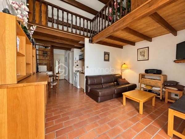 BEL AIR, découvrez cet appartement 2P traversant Sud/Nord au sein de la résidence Le Riviera, offrant un beau potentiel de rénovation. Terrasse SUD, vue dégagée sans vis à vis.

Son véritable atout : une mezzanine de 16,67 m² hors loi Carrez, qui vient compléter les espaces de vie et permet d’imaginer, selon les besoins, un bureau, un espace nuit supplémentaire ou une pièce d’appoint ET du rangement.

L’appartement nécessite une rénovation et offre ainsi la possibilité de repenser les espaces et de créer un intérieur entièrement à son goût.

La résidence bénéficie d’une piscine, d’un stationnement collectif et de faibles charges.

Son emplacement constitue également un vrai point fort : à proximité immédiate d’Amadeus et avec un accès pratique au bassin d’emploi de Sophia Antipolis, tout en profitant de la situation privilégiée de Villeneuve-Loubet.

Un bien particulièrement adapté à un premier achat, un investissement locatif ou un pied-à-terre.

Les atouts : appartement traversant Sud/Nord – mezzanine de 16,67 m² hors Carrez – résidence avec piscine – stationnement collectif – faibles charges – proximité Amadeus et Sophia Antipolis – beau potentiel après rénovation.

Une opportunité à découvrir pour créer un appartement à son image.