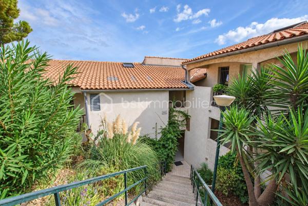 BEL AIR, découvrez cet appartement 2P traversant Sud/Nord au sein de la résidence Le Riviera, offrant un beau potentiel de rénovation. Terrasse SUD, vue dégagée sans vis à vis.

Son véritable atout : une mezzanine de 16,67 m² hors loi Carrez, qui vient compléter les espaces de vie et permet d’imaginer, selon les besoins, un bureau, un espace nuit supplémentaire ou une pièce d’appoint ET du rangement.

L’appartement nécessite une rénovation et offre ainsi la possibilité de repenser les espaces et de créer un intérieur entièrement à son goût.

La résidence bénéficie d’une piscine, d’un stationnement collectif et de faibles charges.

Son emplacement constitue également un vrai point fort : à proximité immédiate d’Amadeus et avec un accès pratique au bassin d’emploi de Sophia Antipolis, tout en profitant de la situation privilégiée de Villeneuve-Loubet.

Un bien particulièrement adapté à un premier achat, un investissement locatif ou un pied-à-terre.

Les atouts : appartement traversant Sud/Nord – mezzanine de 16,67 m² hors Carrez – résidence avec piscine – stationnement collectif – faibles charges – proximité Amadeus et Sophia Antipolis – beau potentiel après rénovation.

Une opportunité à découvrir pour créer un appartement à son image.
