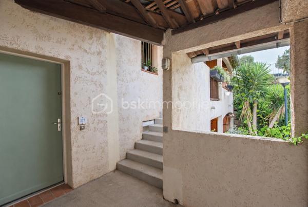 BEL AIR, découvrez cet appartement 2P traversant Sud/Nord au sein de la résidence Le Riviera, offrant un beau potentiel de rénovation. Terrasse SUD, vue dégagée sans vis à vis.

Son véritable atout : une mezzanine de 16,67 m² hors loi Carrez, qui vient compléter les espaces de vie et permet d’imaginer, selon les besoins, un bureau, un espace nuit supplémentaire ou une pièce d’appoint ET du rangement.

L’appartement nécessite une rénovation et offre ainsi la possibilité de repenser les espaces et de créer un intérieur entièrement à son goût.

La résidence bénéficie d’une piscine, d’un stationnement collectif et de faibles charges.

Son emplacement constitue également un vrai point fort : à proximité immédiate d’Amadeus et avec un accès pratique au bassin d’emploi de Sophia Antipolis, tout en profitant de la situation privilégiée de Villeneuve-Loubet.

Un bien particulièrement adapté à un premier achat, un investissement locatif ou un pied-à-terre.

Les atouts : appartement traversant Sud/Nord – mezzanine de 16,67 m² hors Carrez – résidence avec piscine – stationnement collectif – faibles charges – proximité Amadeus et Sophia Antipolis – beau potentiel après rénovation.

Une opportunité à découvrir pour créer un appartement à son image.