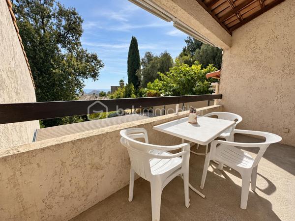 BEL AIR, découvrez cet appartement 2P traversant Sud/Nord au sein de la résidence Le Riviera, offrant un beau potentiel de rénovation. Terrasse SUD, vue dégagée sans vis à vis.

Son véritable atout : une mezzanine de 16,67 m² hors loi Carrez, qui vient compléter les espaces de vie et permet d’imaginer, selon les besoins, un bureau, un espace nuit supplémentaire ou une pièce d’appoint ET du rangement.

L’appartement nécessite une rénovation et offre ainsi la possibilité de repenser les espaces et de créer un intérieur entièrement à son goût.

La résidence bénéficie d’une piscine, d’un stationnement collectif et de faibles charges.

Son emplacement constitue également un vrai point fort : à proximité immédiate d’Amadeus et avec un accès pratique au bassin d’emploi de Sophia Antipolis, tout en profitant de la situation privilégiée de Villeneuve-Loubet.

Un bien particulièrement adapté à un premier achat, un investissement locatif ou un pied-à-terre.

Les atouts : appartement traversant Sud/Nord – mezzanine de 16,67 m² hors Carrez – résidence avec piscine – stationnement collectif – faibles charges – proximité Amadeus et Sophia Antipolis – beau potentiel après rénovation.

Une opportunité à découvrir pour créer un appartement à son image.
