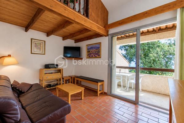 BEL AIR, découvrez cet appartement 2P traversant Sud/Nord au sein de la résidence Le Riviera, offrant un beau potentiel de rénovation. Terrasse SUD, vue dégagée sans vis à vis.

Son véritable atout : une mezzanine de 16,67 m² hors loi Carrez, qui vient compléter les espaces de vie et permet d’imaginer, selon les besoins, un bureau, un espace nuit supplémentaire ou une pièce d’appoint ET du rangement.

L’appartement nécessite une rénovation et offre ainsi la possibilité de repenser les espaces et de créer un intérieur entièrement à son goût.

La résidence bénéficie d’une piscine, d’un stationnement collectif et de faibles charges.

Son emplacement constitue également un vrai point fort : à proximité immédiate d’Amadeus et avec un accès pratique au bassin d’emploi de Sophia Antipolis, tout en profitant de la situation privilégiée de Villeneuve-Loubet.

Un bien particulièrement adapté à un premier achat, un investissement locatif ou un pied-à-terre.

Les atouts : appartement traversant Sud/Nord – mezzanine de 16,67 m² hors Carrez – résidence avec piscine – stationnement collectif – faibles charges – proximité Amadeus et Sophia Antipolis – beau potentiel après rénovation.

Une opportunité à découvrir pour créer un appartement à son image.