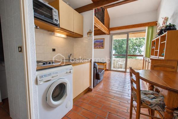 BEL AIR, découvrez cet appartement 2P traversant Sud/Nord au sein de la résidence Le Riviera, offrant un beau potentiel de rénovation. Terrasse SUD, vue dégagée sans vis à vis.

Son véritable atout : une mezzanine de 16,67 m² hors loi Carrez, qui vient compléter les espaces de vie et permet d’imaginer, selon les besoins, un bureau, un espace nuit supplémentaire ou une pièce d’appoint ET du rangement.

L’appartement nécessite une rénovation et offre ainsi la possibilité de repenser les espaces et de créer un intérieur entièrement à son goût.

La résidence bénéficie d’une piscine, d’un stationnement collectif et de faibles charges.

Son emplacement constitue également un vrai point fort : à proximité immédiate d’Amadeus et avec un accès pratique au bassin d’emploi de Sophia Antipolis, tout en profitant de la situation privilégiée de Villeneuve-Loubet.

Un bien particulièrement adapté à un premier achat, un investissement locatif ou un pied-à-terre.

Les atouts : appartement traversant Sud/Nord – mezzanine de 16,67 m² hors Carrez – résidence avec piscine – stationnement collectif – faibles charges – proximité Amadeus et Sophia Antipolis – beau potentiel après rénovation.

Une opportunité à découvrir pour créer un appartement à son image.