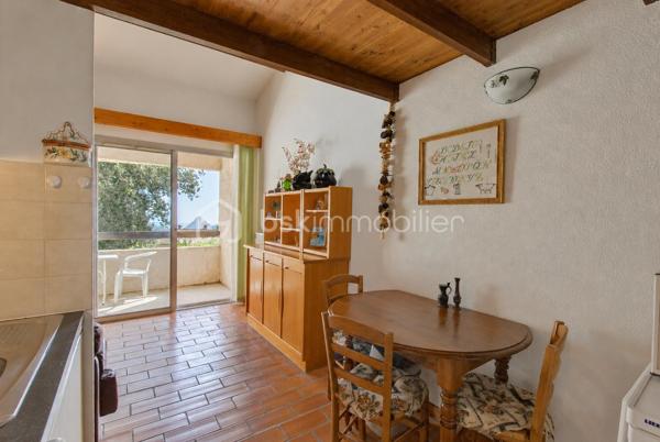 BEL AIR, découvrez cet appartement 2P traversant Sud/Nord au sein de la résidence Le Riviera, offrant un beau potentiel de rénovation. Terrasse SUD, vue dégagée sans vis à vis.

Son véritable atout : une mezzanine de 16,67 m² hors loi Carrez, qui vient compléter les espaces de vie et permet d’imaginer, selon les besoins, un bureau, un espace nuit supplémentaire ou une pièce d’appoint ET du rangement.

L’appartement nécessite une rénovation et offre ainsi la possibilité de repenser les espaces et de créer un intérieur entièrement à son goût.

La résidence bénéficie d’une piscine, d’un stationnement collectif et de faibles charges.

Son emplacement constitue également un vrai point fort : à proximité immédiate d’Amadeus et avec un accès pratique au bassin d’emploi de Sophia Antipolis, tout en profitant de la situation privilégiée de Villeneuve-Loubet.

Un bien particulièrement adapté à un premier achat, un investissement locatif ou un pied-à-terre.

Les atouts : appartement traversant Sud/Nord – mezzanine de 16,67 m² hors Carrez – résidence avec piscine – stationnement collectif – faibles charges – proximité Amadeus et Sophia Antipolis – beau potentiel après rénovation.

Une opportunité à découvrir pour créer un appartement à son image.