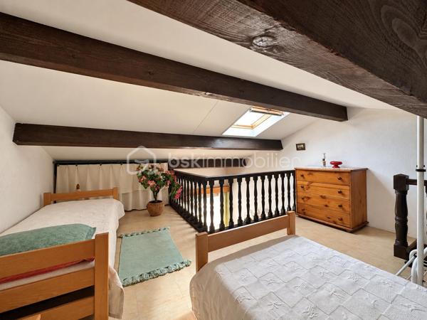 BEL AIR, découvrez cet appartement 2P traversant Sud/Nord au sein de la résidence Le Riviera, offrant un beau potentiel de rénovation. Terrasse SUD, vue dégagée sans vis à vis.

Son véritable atout : une mezzanine de 16,67 m² hors loi Carrez, qui vient compléter les espaces de vie et permet d’imaginer, selon les besoins, un bureau, un espace nuit supplémentaire ou une pièce d’appoint ET du rangement.

L’appartement nécessite une rénovation et offre ainsi la possibilité de repenser les espaces et de créer un intérieur entièrement à son goût.

La résidence bénéficie d’une piscine, d’un stationnement collectif et de faibles charges.

Son emplacement constitue également un vrai point fort : à proximité immédiate d’Amadeus et avec un accès pratique au bassin d’emploi de Sophia Antipolis, tout en profitant de la situation privilégiée de Villeneuve-Loubet.

Un bien particulièrement adapté à un premier achat, un investissement locatif ou un pied-à-terre.

Les atouts : appartement traversant Sud/Nord – mezzanine de 16,67 m² hors Carrez – résidence avec piscine – stationnement collectif – faibles charges – proximité Amadeus et Sophia Antipolis – beau potentiel après rénovation.

Une opportunité à découvrir pour créer un appartement à son image.
