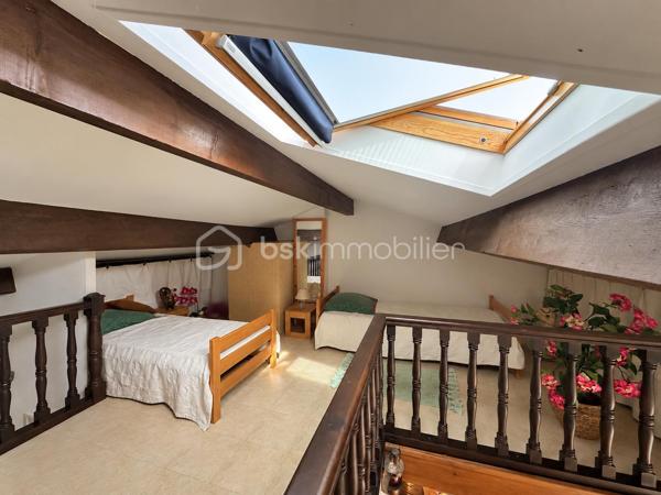 BEL AIR, découvrez cet appartement 2P traversant Sud/Nord au sein de la résidence Le Riviera, offrant un beau potentiel de rénovation. Terrasse SUD, vue dégagée sans vis à vis.

Son véritable atout : une mezzanine de 16,67 m² hors loi Carrez, qui vient compléter les espaces de vie et permet d’imaginer, selon les besoins, un bureau, un espace nuit supplémentaire ou une pièce d’appoint ET du rangement.

L’appartement nécessite une rénovation et offre ainsi la possibilité de repenser les espaces et de créer un intérieur entièrement à son goût.

La résidence bénéficie d’une piscine, d’un stationnement collectif et de faibles charges.

Son emplacement constitue également un vrai point fort : à proximité immédiate d’Amadeus et avec un accès pratique au bassin d’emploi de Sophia Antipolis, tout en profitant de la situation privilégiée de Villeneuve-Loubet.

Un bien particulièrement adapté à un premier achat, un investissement locatif ou un pied-à-terre.

Les atouts : appartement traversant Sud/Nord – mezzanine de 16,67 m² hors Carrez – résidence avec piscine – stationnement collectif – faibles charges – proximité Amadeus et Sophia Antipolis – beau potentiel après rénovation.

Une opportunité à découvrir pour créer un appartement à son image.