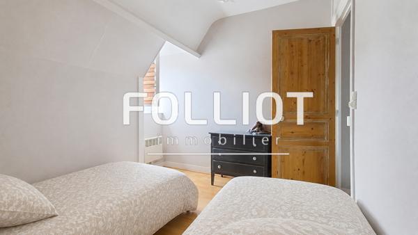 A vendre Saint Jean le Thomas Immeuble avec local commercial, deux appartements, jardin et garage