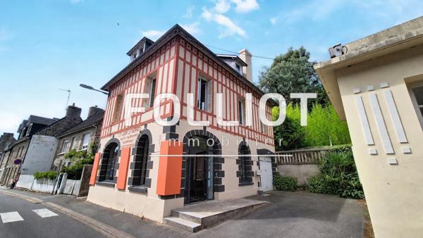 A vendre Saint Jean le Thomas Immeuble avec local commercial, deux appartements, jardin et garage