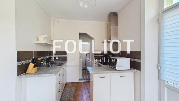 A vendre Saint Jean le Thomas Immeuble avec local commercial, deux appartements, jardin et garage